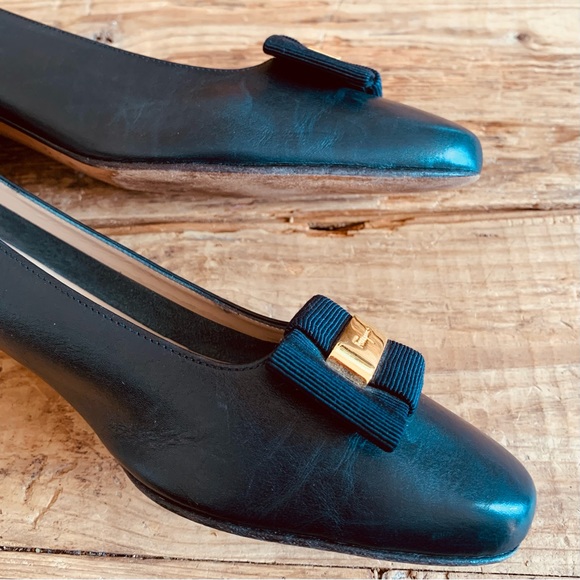 Salvatore Ferragamo—Vintage Vara Bow Heel Pumps, Double Bow (8.5 A2, Narrow) - Picture 8 of 13